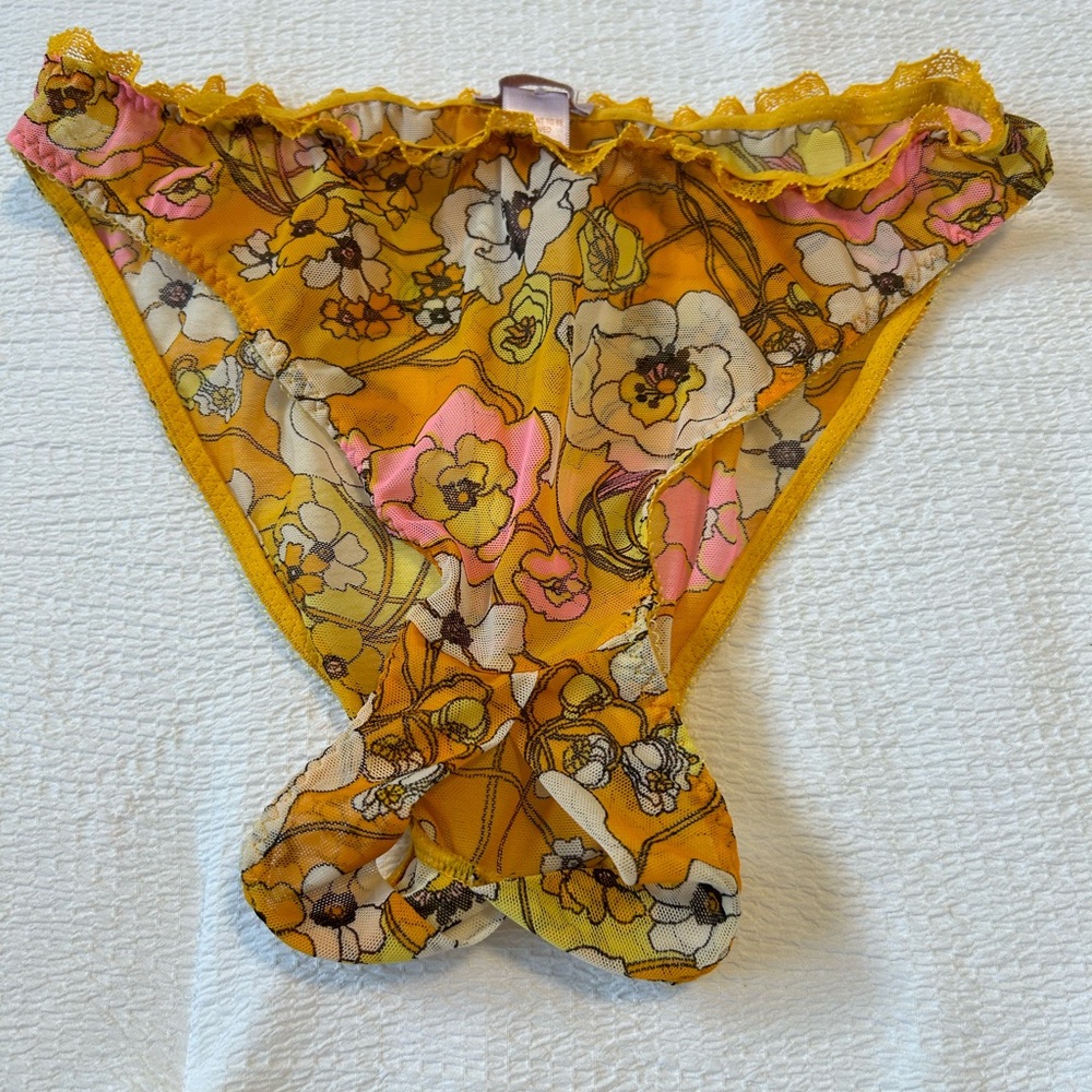 Savage Fenty flower mod panty & brallete set